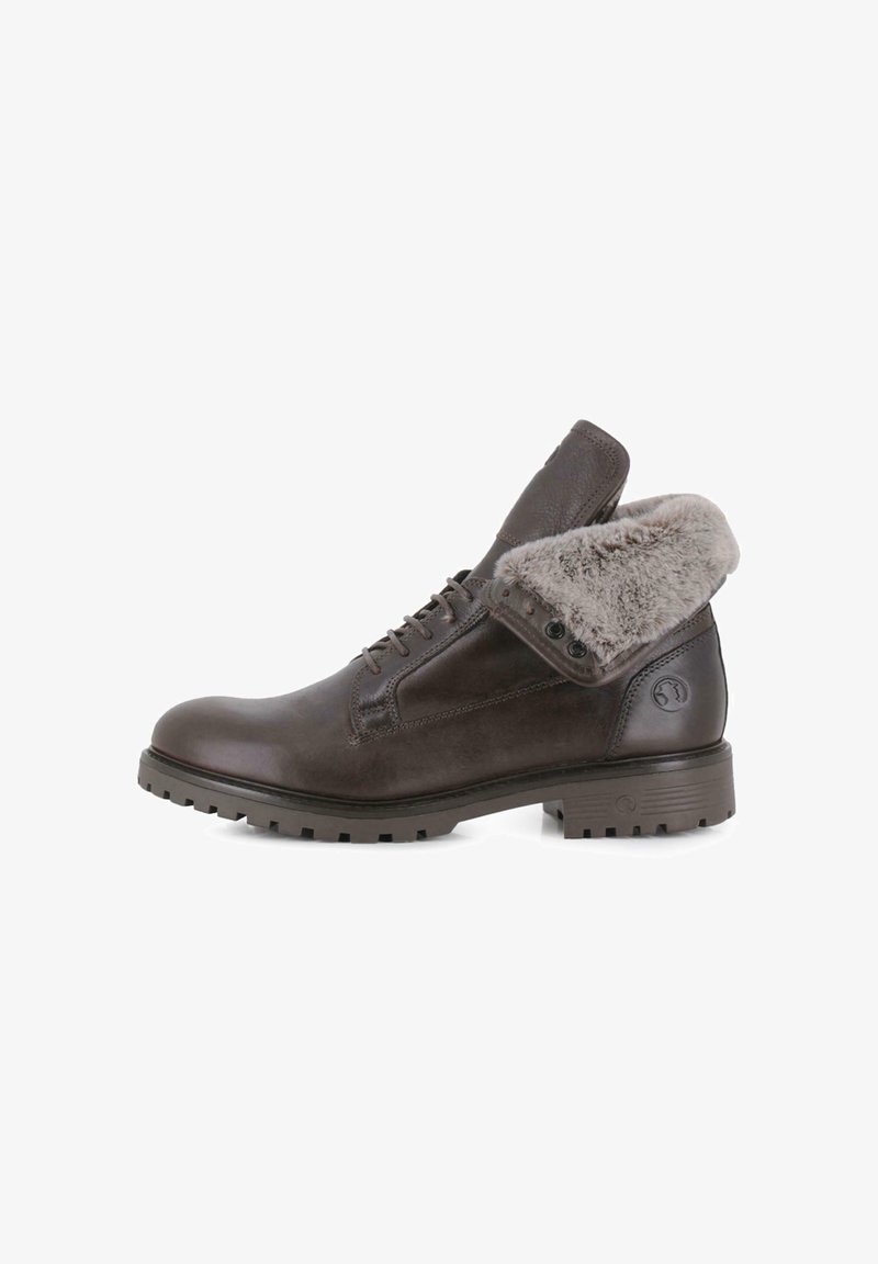 Bota de tobillo de cuero marrón con cuello de piel sintética plegable, cordones y suela de goma con un profundo dibujo para mayor tracción.