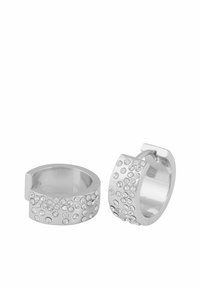 Silverfärgade hoopörhängen med en slät metallisk yta och klara rhinestones som är inlagda i ett prickmönster runt ringen.