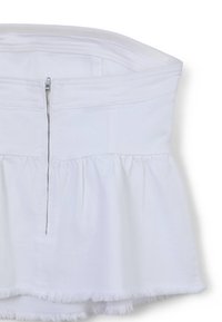 Gonna di jeans bianca con orlo sfilacciato, chiusura con zip e design arricciato in vita. Il tessuto presenta una leggera trama con una finitura liscia.