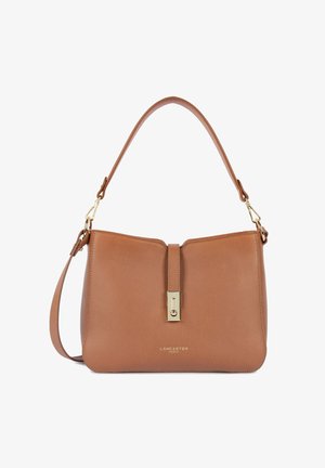 Sac à main en cuir marron moyen avec texture granuleuse, fermeture à clip doré, bandoulière réglable, et logo "Lancaster Paris" embossé sur le devant.