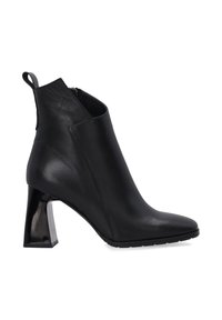 Černá kožená kotníková bota s špičatou špičkou, elastickými bočními panely a lesklým blokovým podpatkem. Obsahuje zadní poutko pro snadné obouvání.
