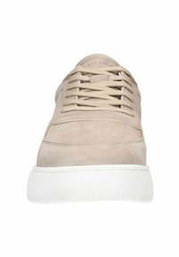 Beige Wildleder-Sneaker mit glatter Textur, runder Zehenpartie und flacher weißer Gummisohle. Verfügt über eine klassische Schnürung vorne und ein minimalistisches Design.