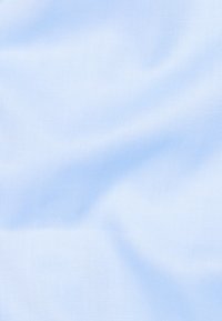Tessuto azzurro chiaro con una texture liscia e leggermente lucida, caratterizzato da una sottile rigatura diagonale, che indica un materiale leggero adatto per l'abbigliamento.
