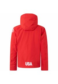 Giacca rossa con cappuccio e texture liscia, con un logo bianco "USA" sull'orlo e un patch della bandiera americana sulla spalla sinistra.
