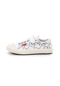 Baskets en toile blanches avec des motifs de nuages noirs, lacets gris et accent de logo rouge. Elles possèdent une semelle en caoutchouc et une sangle velcro.