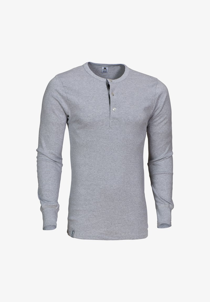 Grå langærmet henley skjorte lavet af blødt bomuld, med rund halsudskæring, tre-knaps placket og et lille logo mærke på kanten.