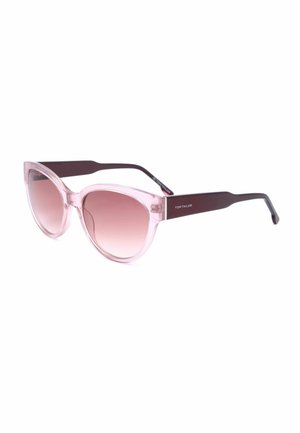 Occhiali da sole a forma di occhi di gatto con lenti rosa sfumate e montatura frontale rosa traslucida, aste bordeaux scuro e logo Tom Tailor sul lato.