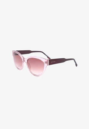 Occhiali da sole a forma di occhi di gatto con lenti rosa sfumate e montatura frontale rosa traslucida, aste bordeaux scuro e logo Tom Tailor sul lato.