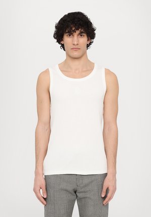 Witte geribbelde tanktop met een ronde halslijn en mouwloos ontwerp. Gecombineerd met gestreepte grijze broeken. Gladde textuur, minimalistische stijl.