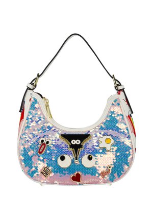 Geantă mică acoperită cu paiete irizate albăstrui-roz, cu ochi de desen animat, inimă, ou prăjit și ace insignă cu textul „Nu” și „Da!”, curea neagră.