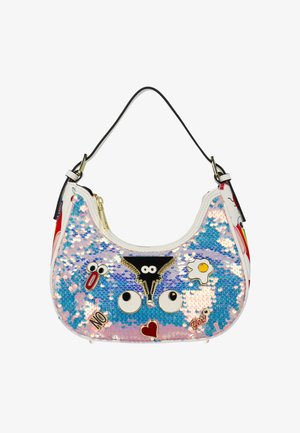 Kis kézitáska, amelyet irizáló kék-rózsaszín flitterek borítanak, rajta rajzfilm szemek, szív, tükörtojás, valamint "Nem" és "Igen!" kitűzők, fekete pánttal.