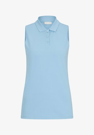 Polo sans manches bleu clair avec col, associé à un short marine. Modèle portant des baskets blanches. Tissu lisse, coupe décontractée.