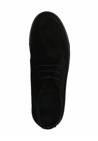 Scarpa in suede nera con lacci, dalla texture liscia, punta rotonda e design minimalista. Presenta una suola in gomma a profilo basso.