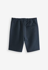 Marineblauwe shorts met een gladde textuur, elastische tailleband en een enkele achterzak met knoopsluiting. Rechte pijpen.