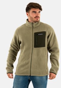 Giacca in fleece verde muschio con colletto alto, zip frontale e una tasca sul petto verde scuro con zip e accento del logo.