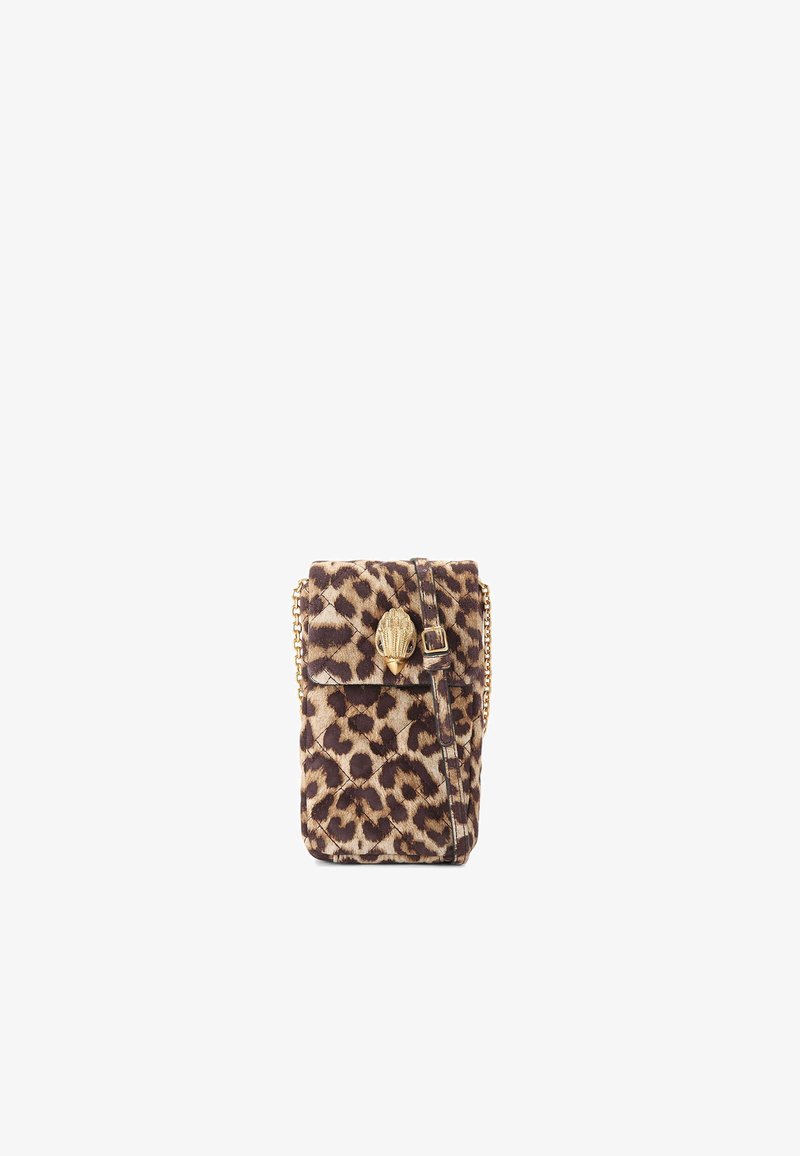 Sac à main à imprimé léopard avec un fermoir en coquillage doré, une bandoulière en chaîne, un matériau texturé et une fermeture à rabat. Design compact et de forme carrée.