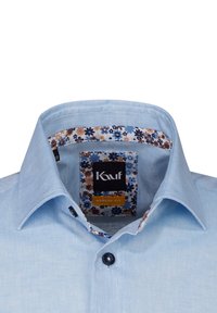 Camicia colletto azzurro in un taglio moderno, con un collo interno a stampa floreale e una chiusura frontale a singolo bottone, realizzata in un tessuto morbido.