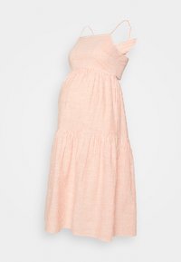 Vestido de maternidade em pêssego claro com riscas verticais brancas, apresentando alças finas e uma saia franzida para conforto e facilidade de movimento.