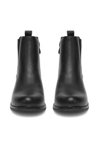 Čierne kožené členkové topánky s hladkou textúrou, zaoblenou špičkou a ťahacím pútkom na zadnej strane. Plná čierna podrážka s minimálnym detailom stehovej linky.