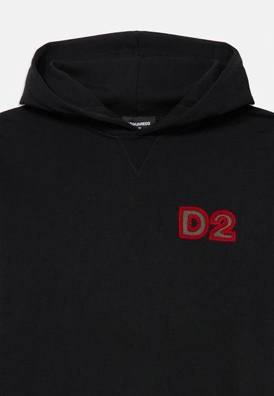 Svart hoodie av mjukt tyg med en stor röd och silver broderad "D2" logotyp på bröstet. Inkluderar en huva med dragsko.