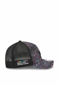 Schwarze Kappe mit einem gesprenkelten Muster in Pink, Blau und Gelb. Netzrücken und ein „CRUCIAL CATCH INTERCEPT CANCER“-Patch an der Seite.