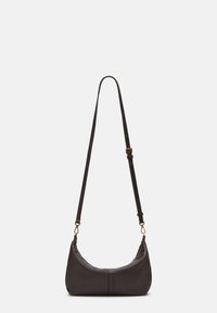 Borsa a spalla in pelle marrone scuro con una forma allungata e curvata. Dotata di tracolla regolabile e dettagli in metallo dorato.