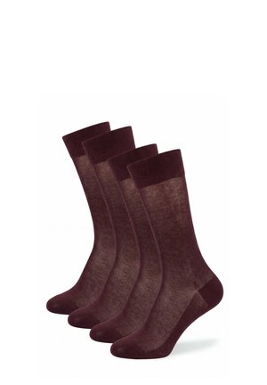 Vier paar donkerbruine sokken tot net over de scheen met geribbelde boorden, naast elkaar gelegd op een witte achtergrond.