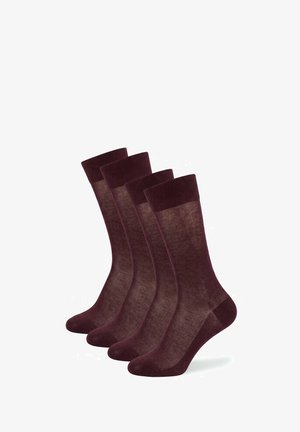 Vier Paare dunkelbrauner Socken in Schaftlänge mit Rippenbündchen, nebeneinander auf weißem Hintergrund angeordnet.