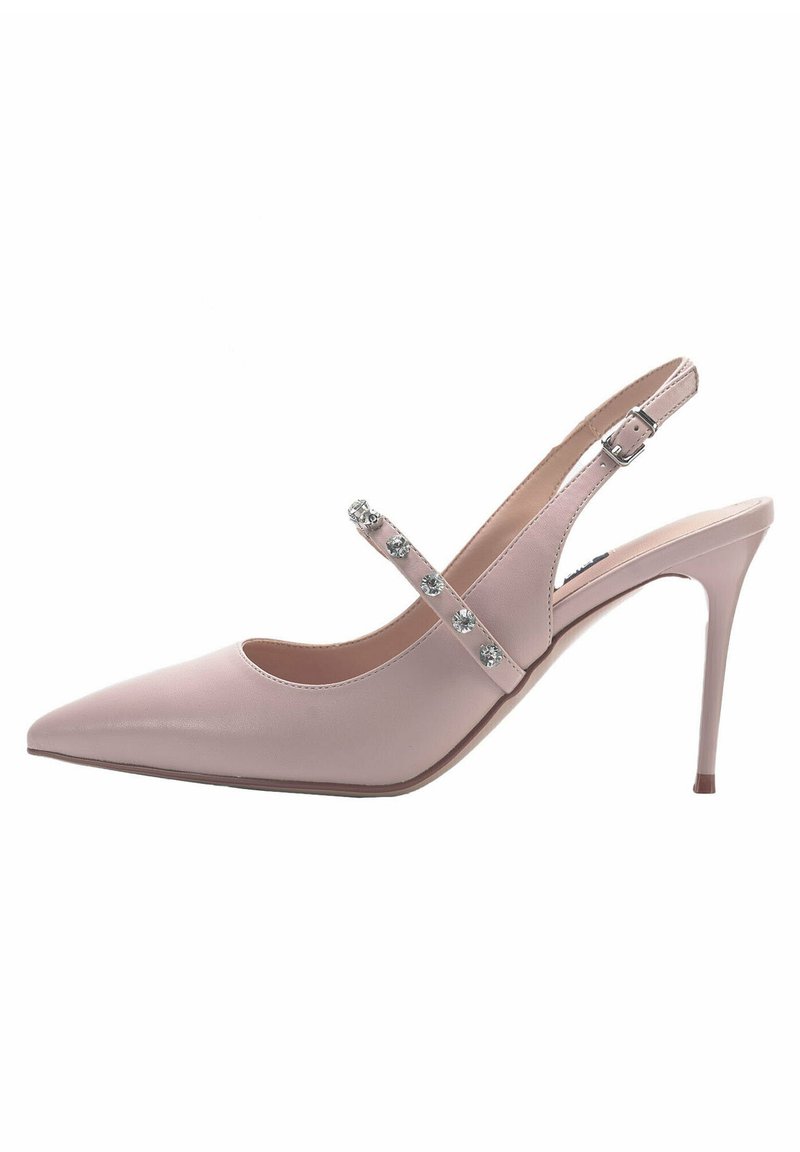 Tacco slingback a punta in pelle rosa chiaro, con una cinghia decorata con cinque piccole gemme trasparenti. Design con tacco a spillo.
