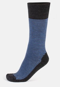 Calcetín negro con delgadas franjas horizontales azules, con puño acanalado y secciones de talón y punta en negro sólido.