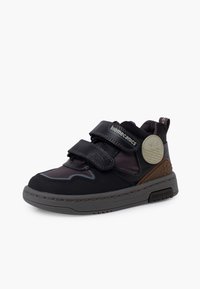 Scarpa nera per bambini con due cinturini in Velcro, colletto imbottito, suola in gomma e sottili dettagli grigi sulla parte superiore. Presenta un logo sul lato.