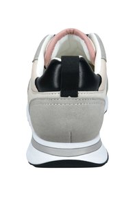 Graue und schwarze Sneaker mit weichem Wildleder-Textur, elastischem Kragen, pinken Akzenten und einer schwarzen Schlaufe an der Ferse. Weiße Zwischensohle und schwarze Außensohle.