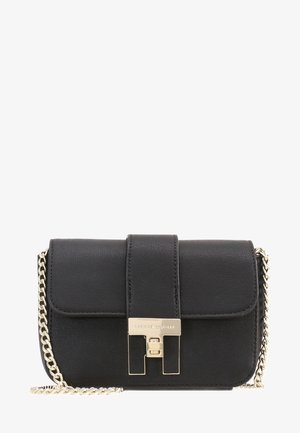 Sac bandoulière en cuir synthétique noir avec une finition texturée, un rabat repliable, des détails en or et une chaîne en bandoulière. Design compact.
