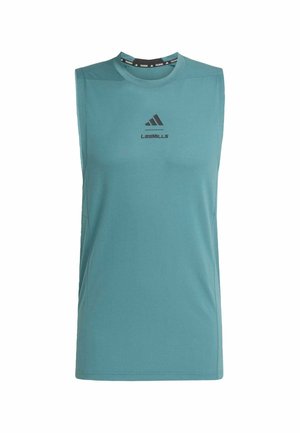 Tyrkysové sportovní tílko bez rukávů s logy "LesMills" a Adidas uprostřed na hrudi, navržené pro trénink.