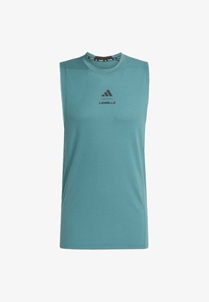 Tyrkysové sportovní tílko bez rukávů s logy "LesMills" a Adidas uprostřed na hrudi, navržené pro trénink.