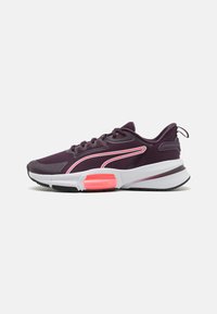 Zapatillas deportivas moradas hechas de malla y materiales sintéticos, con una entresuela blanca, acentos rosas y una suela de goma negra.