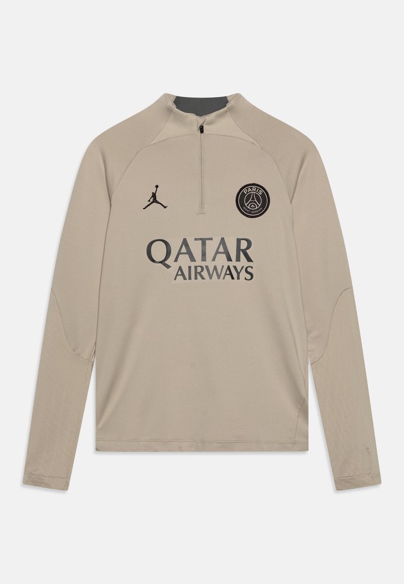 Pulóver beige de manga larga con cuello de cremallera, que presenta el logotipo negro del Paris Saint-Germain, el emblema de Jumpman y el texto "QATAR AIRWAYS" en la parte frontal.