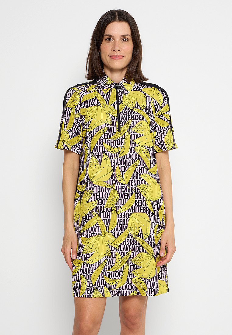 Korte mouwjurk met een gele banaan en tekstpatroon op een donkere achtergrond, met een kraag en rechte zoom.