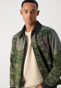 Scotch & Soda PHOTO PRINTED COACH JACKET - Suvejakk - khaki