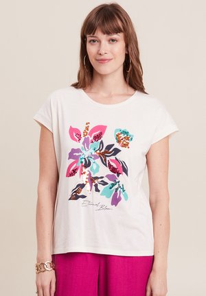Weißes T-Shirt mit kurzen Ärmeln, das mit einem bunten Blumenmuster in Pink, Türkis und Dunkelblau verziert ist. Am unteren Rand steht "Eternal Bloom" gedruckt.