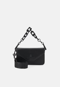 Borsa a tracolla nera in ecopelle; presenta una tracolla a catena e una tracolla in tessuto testurizzato con logo; design minimalista con chiusura a pattina.