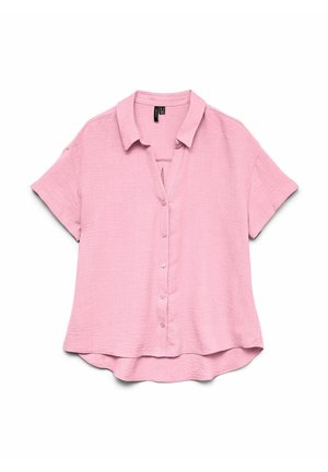 Chemise rose clair à manches courtes avec boutons et col, ourlet légèrement arrondi, posée à plat sur un fond blanc.