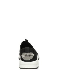Zwarte sneaker met bovenwerk van breiwerk, witte tussenzool, rubberen buitenzool en een ronde, zilveren logo-accent achterop. Trekkinglus voor makkelijk aan- en uittrekken.