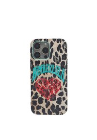 Funda de teléfono con estampado de leopardo, con texto gráfico en teal y rojo que dice "BIMBABYLOLA" y un diseño de corazón. El texto es audaz y está destacado de manera prominente.