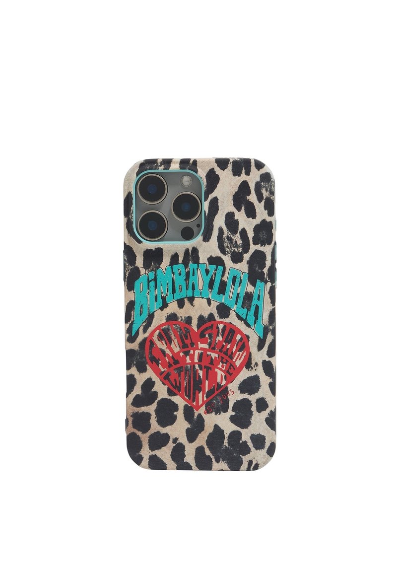Funda de teléfono con estampado de leopardo, con texto gráfico en teal y rojo que dice "BIMBABYLOLA" y un diseño de corazón. El texto es audaz y está destacado de manera prominente.