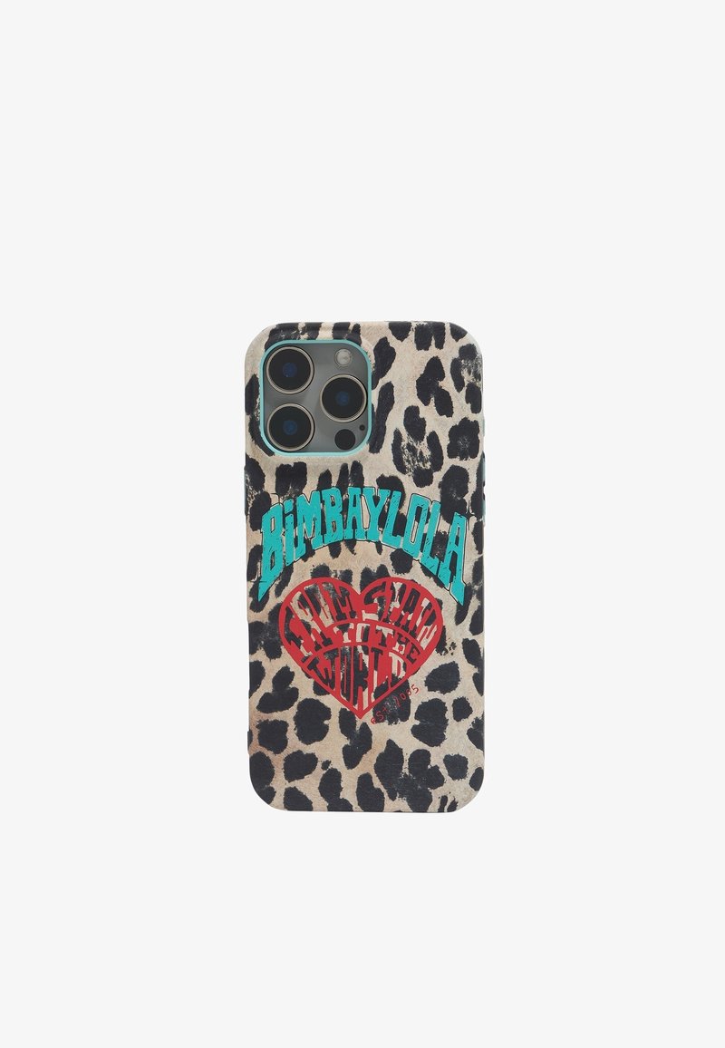 Funda de teléfono con estampado de leopardo, con texto gráfico en teal y rojo que dice "BIMBABYLOLA" y un diseño de corazón. El texto es audaz y está destacado de manera prominente.