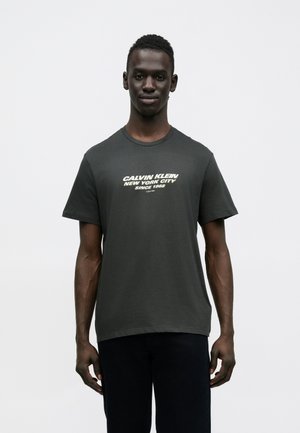 - T-shirt z nadrukiem