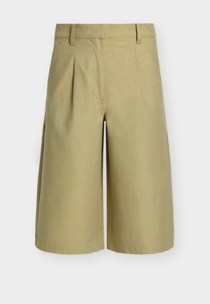Pantaloncini su misura color kaki chiaro fino al ginocchio con passanti per cintura e pieghe frontali su sfondo bianco.