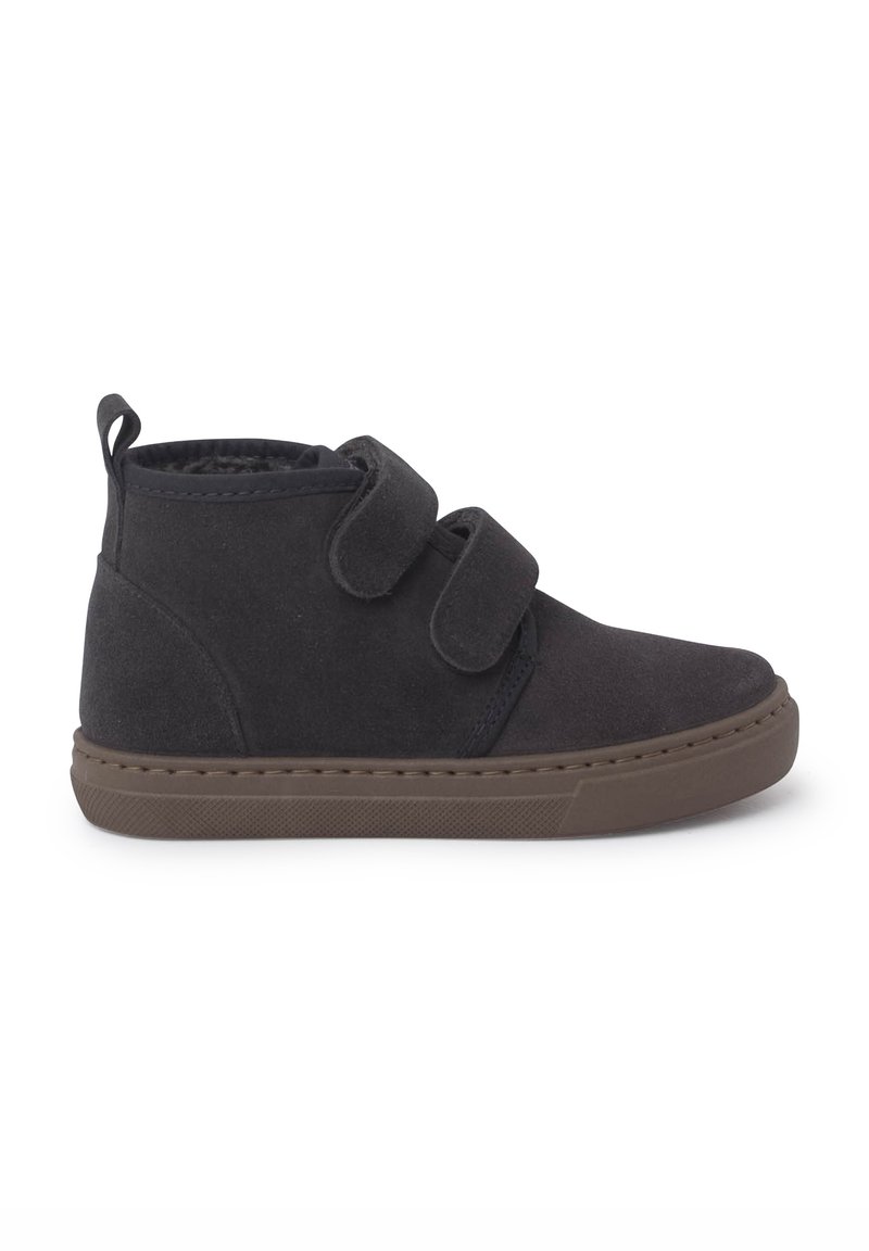 Juodos suede auliniai batai iki kulkšnies su minkšta vidine dalimi, turintys dvi lipnias juostas, apvalų priekinį bėgį ir rudą gumos padą su detaliu siuvimu.