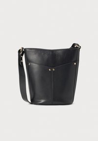 Sac en cuir noir en forme de seau avec une seule sangle pour l'épaule, comportant deux poches avant et des accents dorés. Texture lisse et forme structurée.